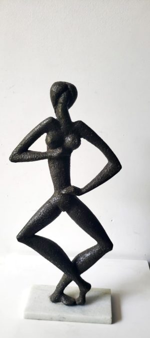 MULHER PERNA CRUZADA